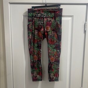 Lululemon cropped  Floral Leggings sz 8